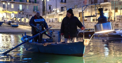 Una lampara per accecare i pesci e una fiocina per prenderli al volo: � l'antica "pesca a fuoco"  